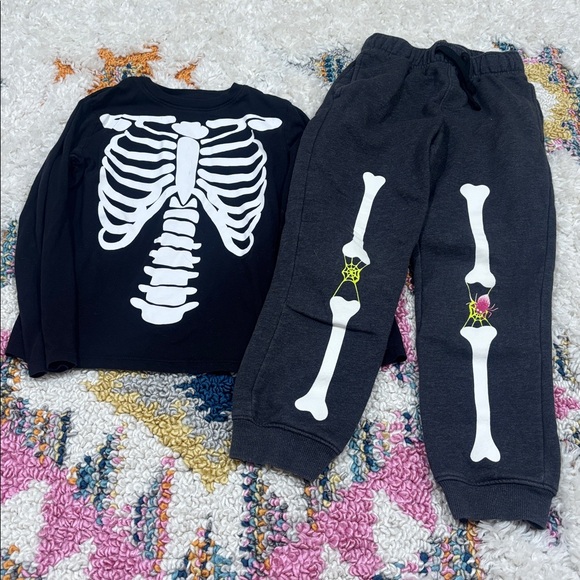 6-7 Halloween Lot - Picture 5 of 5